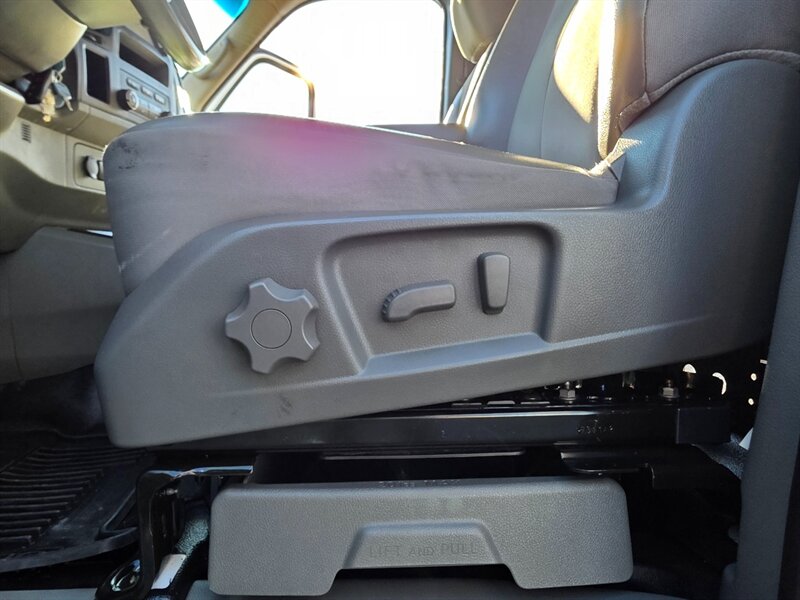 2018 Nissan NV 3500 HD 1-TON V8 5.6L CARGO VAN NEW TIRES 1-OWNER / HEAVY DUTY / SHELVING-DRAWER SYSTEM / LADDER RACK - Photo 33 - Portland, OR 97217