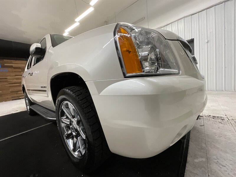 2011 GMC Yukon Denali AWD / 6.2L V8 / 3RD ROW / 1-OWNER  / Leather & Heated Seats - Photo 28 - Gladstone, OR 97027