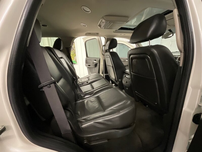 2011 GMC Yukon Denali AWD / 6.2L V8 / 3RD ROW / 1-OWNER  / Leather & Heated Seats - Photo 15 - Gladstone, OR 97027