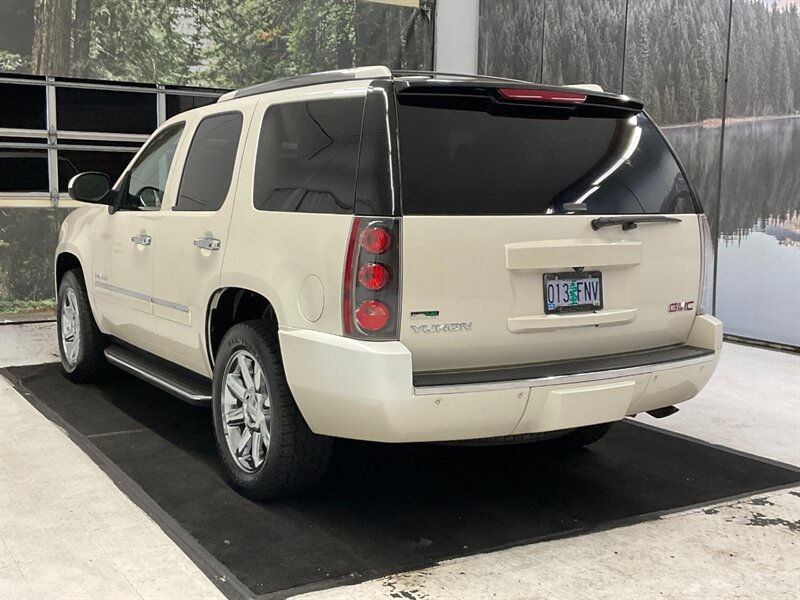 2011 GMC Yukon Denali AWD / 6.2L V8 / 3RD ROW / 1-OWNER  / Leather & Heated Seats - Photo 8 - Gladstone, OR 97027