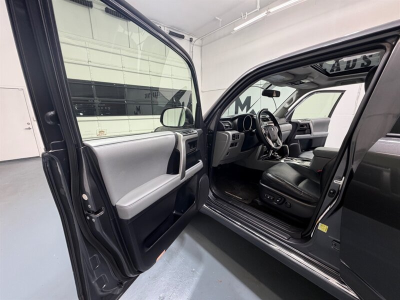 2013 Toyota 4Runner SR5 Premium 4X4 3RD ROW SEAT Leather Sunroof /Navigation & Backup Camera /BRAND NEW TIRES/ ZERO RUST - Photo 31 - Gladstone, OR 97027