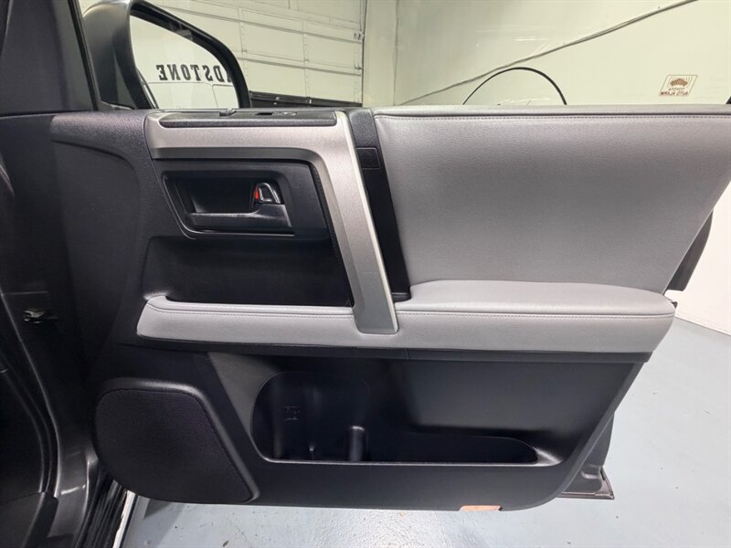 2013 Toyota 4Runner SR5 Premium 4X4 3RD ROW SEAT Leather Sunroof /Navigation & Backup Camera /BRAND NEW TIRES/ ZERO RUST - Photo 33 - Gladstone, OR 97027