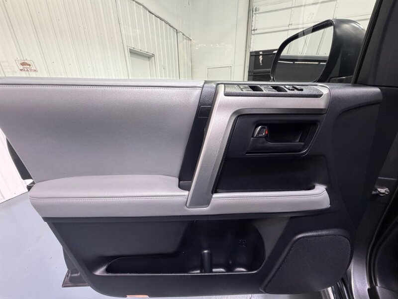 2013 Toyota 4Runner SR5 Premium 4X4 3RD ROW SEAT Leather Sunroof /Navigation & Backup Camera /BRAND NEW TIRES/ ZERO RUST - Photo 32 - Gladstone, OR 97027