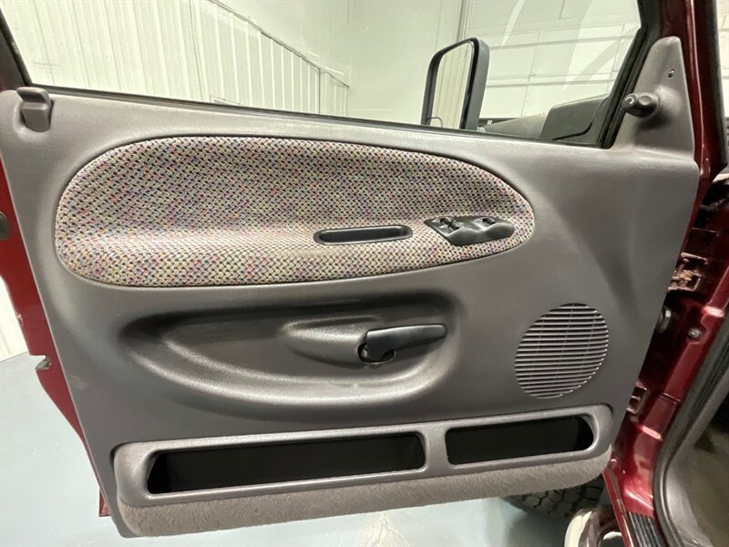 2000 Dodge Ram 2500 SLT Quad Cab 4X4 / 5.9L DIESEL / SHORT BED  / ZERO RUST / LIFTED - Photo 33 - Gladstone, OR 97027