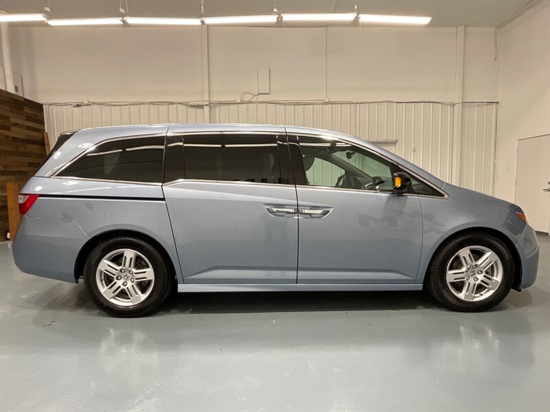 2012 Honda Odyssey Touring Elite Minivan / 1-OWNER / DVD/Navi/Camera  / TIMING BELT SERVICE ALREADY DONE - Photo 4 - Gladstone, OR 97027