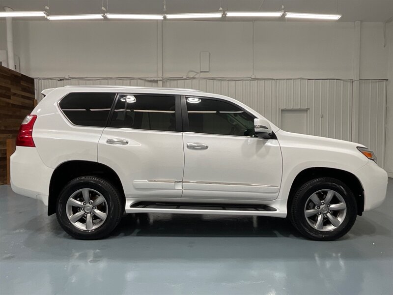 2013 Lexus GX GX460 Premium AWD / 4.6L V8 / 3RD ROW / NEW TIRES / Sunroof / Heated & Ventilated Seats / Navigation / ZERO RUST - Photo 4 - Gladstone, OR 97027