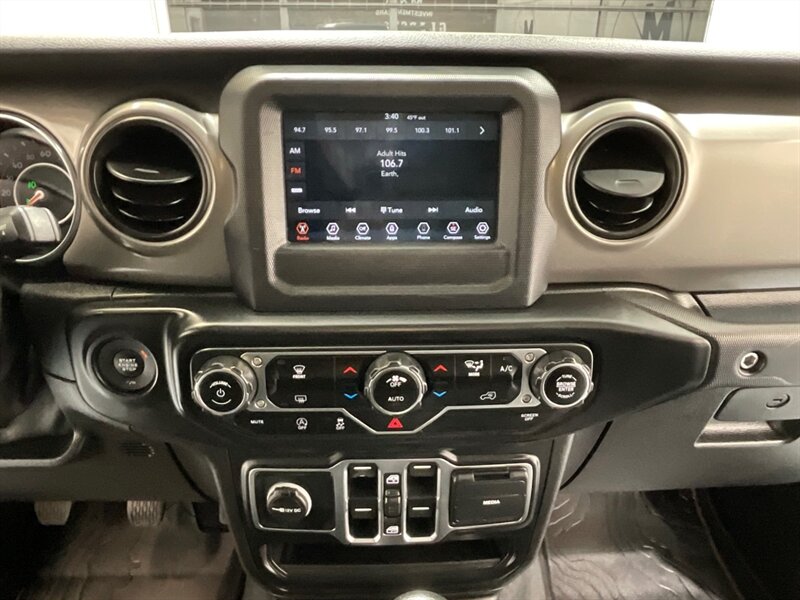 2020 Jeep Gladiator Sport Pickup 4X4 / 3.6L V6 / 6-SPEED MANUAL / HARD TOP / Alpine Premium Audio System/ ZERO RUST - Photo 17 - Gladstone, OR 97027