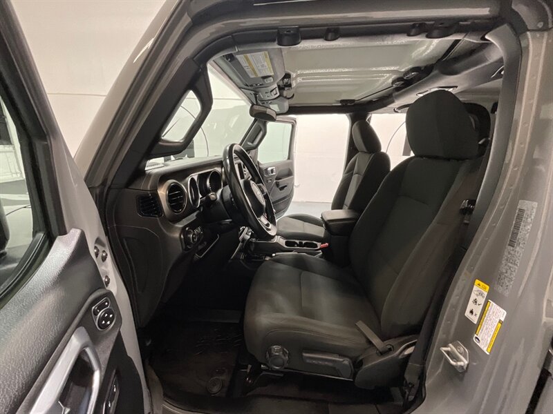 2020 Jeep Gladiator Sport Pickup 4X4 / 3.6L V6 / 6-SPEED MANUAL / HARD TOP / Alpine Premium Audio System/ ZERO RUST - Photo 11 - Gladstone, OR 97027