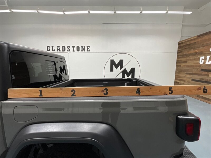 2020 Jeep Gladiator Sport Pickup 4X4 / 3.6L V6 / 6-SPEED MANUAL / HARD TOP / Alpine Premium Audio System/ ZERO RUST - Photo 9 - Gladstone, OR 97027