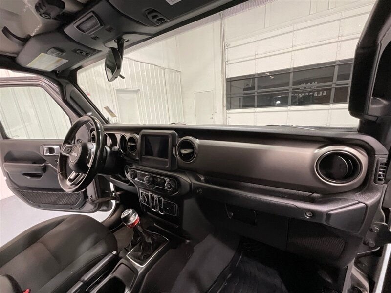 2020 Jeep Gladiator Sport Pickup 4X4 / 3.6L V6 / 6-SPEED MANUAL / HARD TOP / Alpine Premium Audio System/ ZERO RUST - Photo 38 - Gladstone, OR 97027