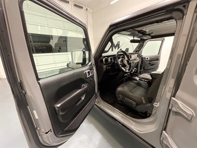 2020 Jeep Gladiator Sport Pickup 4X4 / 3.6L V6 / 6-SPEED MANUAL / HARD TOP / Alpine Premium Audio System/ ZERO RUST - Photo 32 - Gladstone, OR 97027