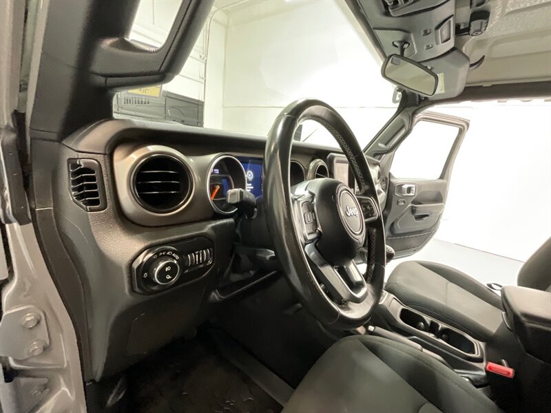2020 Jeep Gladiator Sport Pickup 4X4 / 3.6L V6 / 6-SPEED MANUAL / HARD TOP / Alpine Premium Audio System/ ZERO RUST - Photo 39 - Gladstone, OR 97027