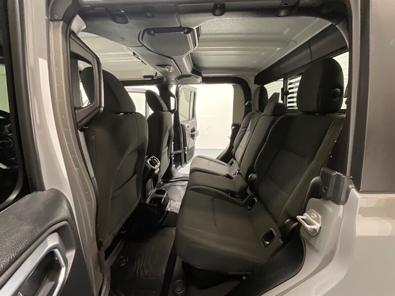 2020 Jeep Gladiator Sport Pickup 4X4 / 3.6L V6 / 6-SPEED MANUAL / HARD TOP / Alpine Premium Audio System/ ZERO RUST - Photo 12 - Gladstone, OR 97027