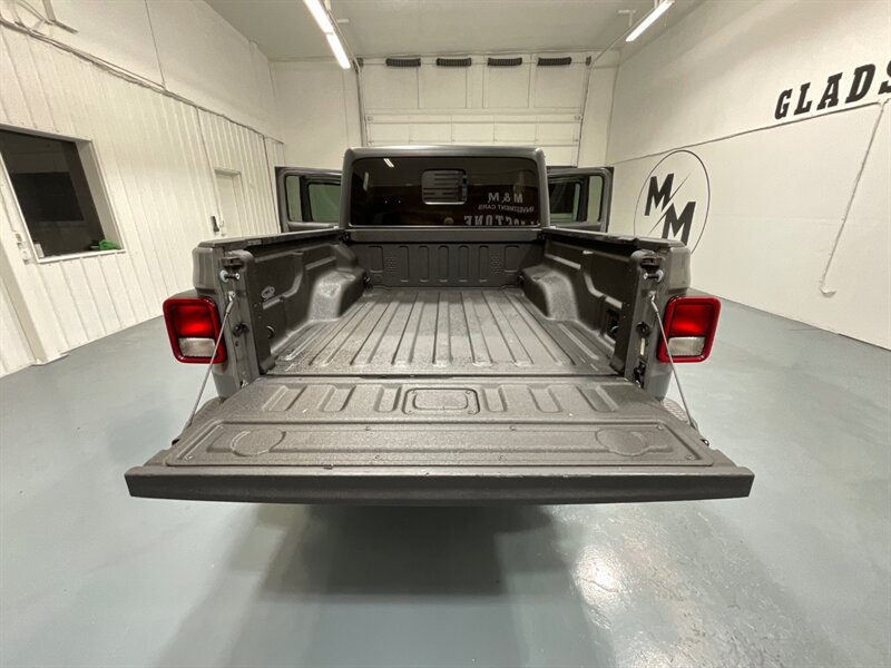2020 Jeep Gladiator Sport Pickup 4X4 / 3.6L V6 / 6-SPEED MANUAL / HARD TOP / Alpine Premium Audio System/ ZERO RUST - Photo 21 - Gladstone, OR 97027