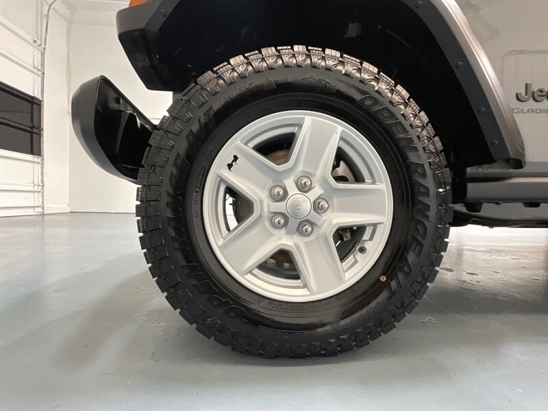 2020 Jeep Gladiator Sport Pickup 4X4 / 3.6L V6 / 6-SPEED MANUAL / HARD TOP / Alpine Premium Audio System/ ZERO RUST - Photo 23 - Gladstone, OR 97027