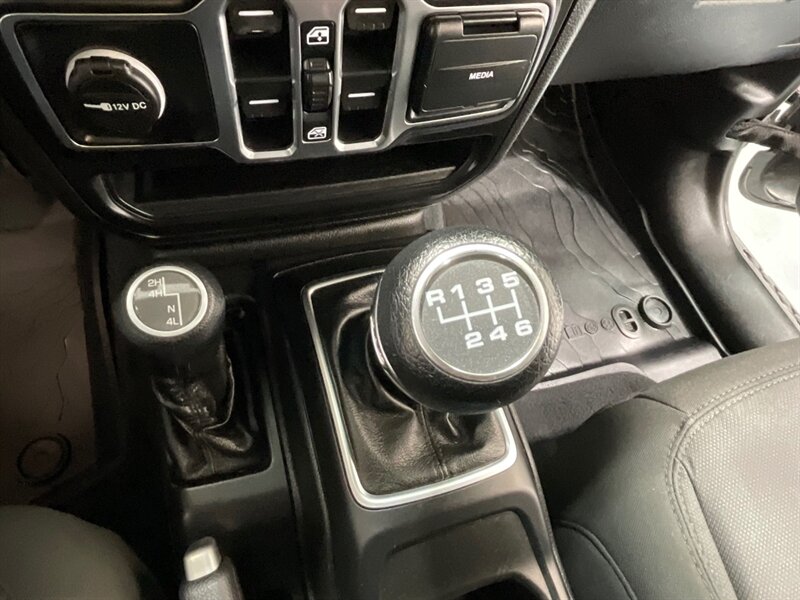 2020 Jeep Gladiator Sport Pickup 4X4 / 3.6L V6 / 6-SPEED MANUAL / HARD TOP / Alpine Premium Audio System/ ZERO RUST - Photo 16 - Gladstone, OR 97027
