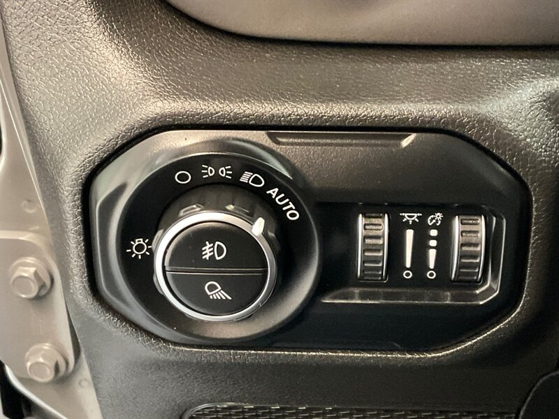 2020 Jeep Gladiator Sport Pickup 4X4 / 3.6L V6 / 6-SPEED MANUAL / HARD TOP / Alpine Premium Audio System/ ZERO RUST - Photo 43 - Gladstone, OR 97027