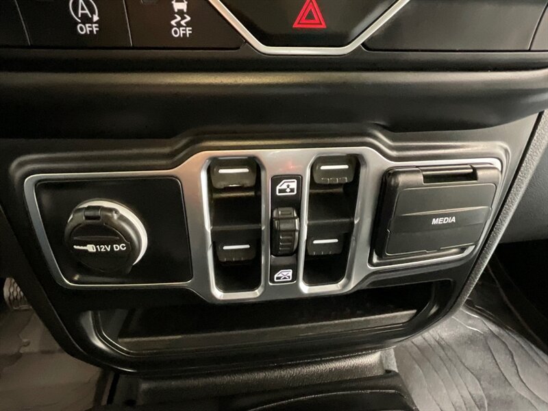 2020 Jeep Gladiator Sport Pickup 4X4 / 3.6L V6 / 6-SPEED MANUAL / HARD TOP / Alpine Premium Audio System/ ZERO RUST - Photo 19 - Gladstone, OR 97027