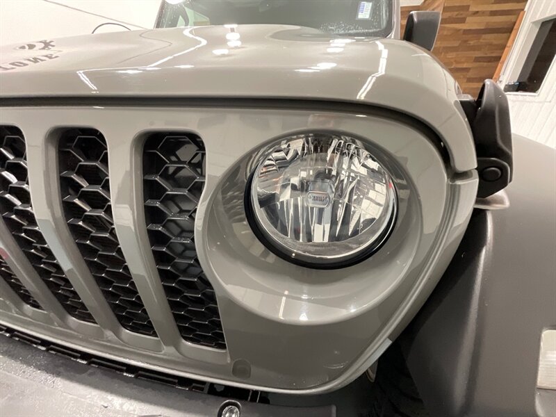 2020 Jeep Gladiator Sport Pickup 4X4 / 3.6L V6 / 6-SPEED MANUAL / HARD TOP / Alpine Premium Audio System/ ZERO RUST - Photo 26 - Gladstone, OR 97027