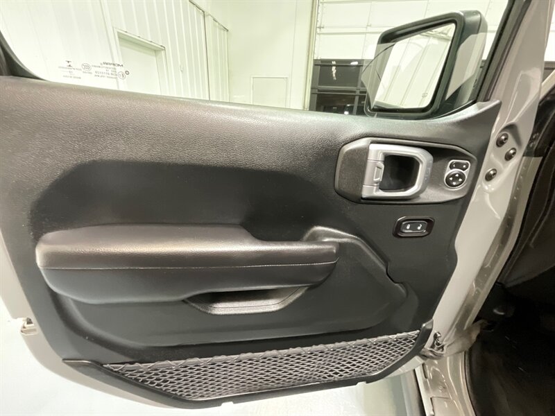 2020 Jeep Gladiator Sport Pickup 4X4 / 3.6L V6 / 6-SPEED MANUAL / HARD TOP / Alpine Premium Audio System/ ZERO RUST - Photo 33 - Gladstone, OR 97027