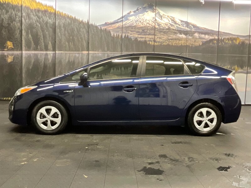 2014 Toyota Prius Three Hatchback / Hybrid / Navigation & Camera  / LOCAL OREGON CAR / GREAT SHAPE!! - Photo 3 - Gladstone, OR 97027