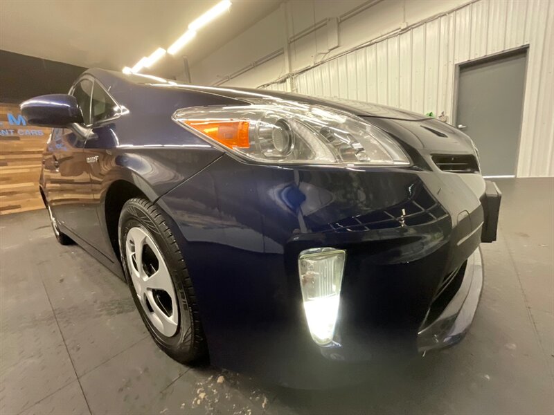 2014 Toyota Prius Three Hatchback / Hybrid / Navigation & Camera  / LOCAL OREGON CAR / GREAT SHAPE!! - Photo 9 - Gladstone, OR 97027