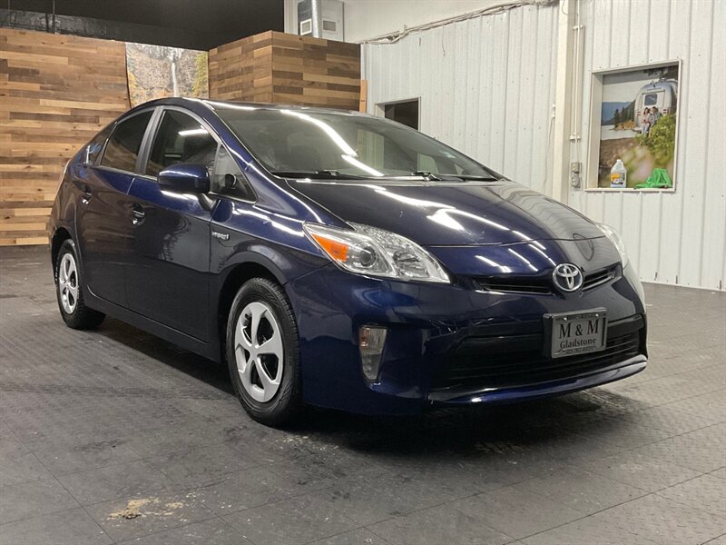 2014 Toyota Prius Three Hatchback / Hybrid / Navigation & Camera  / LOCAL OREGON CAR / GREAT SHAPE!! - Photo 2 - Gladstone, OR 97027