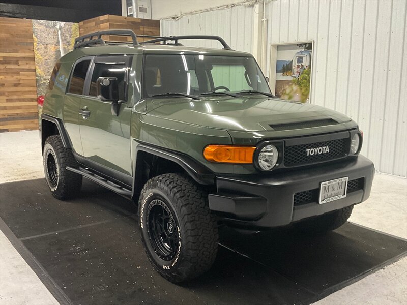 2011 Toyota FJ Cruiser 4X4 / 6-SPEED / LIFTED / 1-OWNER / 99K MILES  / LIFTED w. NEW WHEELS & TIRES / Backup Cam / DIFF LOCKS / SHARP SHARP!! - Photo 2 - Gladstone, OR 97027