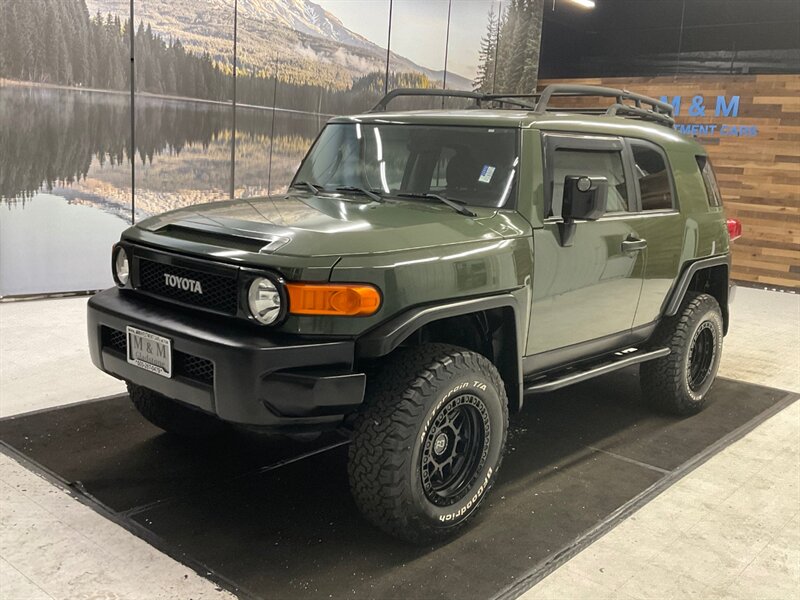 2011 Toyota FJ Cruiser 4X4 / 6-SPEED / LIFTED / 1-OWNER / 99K MILES  / LIFTED w. NEW WHEELS & TIRES / Backup Cam / DIFF LOCKS / SHARP SHARP!! - Photo 1 - Gladstone, OR 97027