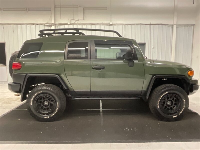 2011 Toyota FJ Cruiser 4X4 / 6-SPEED / LIFTED / 1-OWNER / 99K MILES  / LIFTED w. NEW WHEELS & TIRES / Backup Cam / DIFF LOCKS / SHARP SHARP!! - Photo 4 - Gladstone, OR 97027