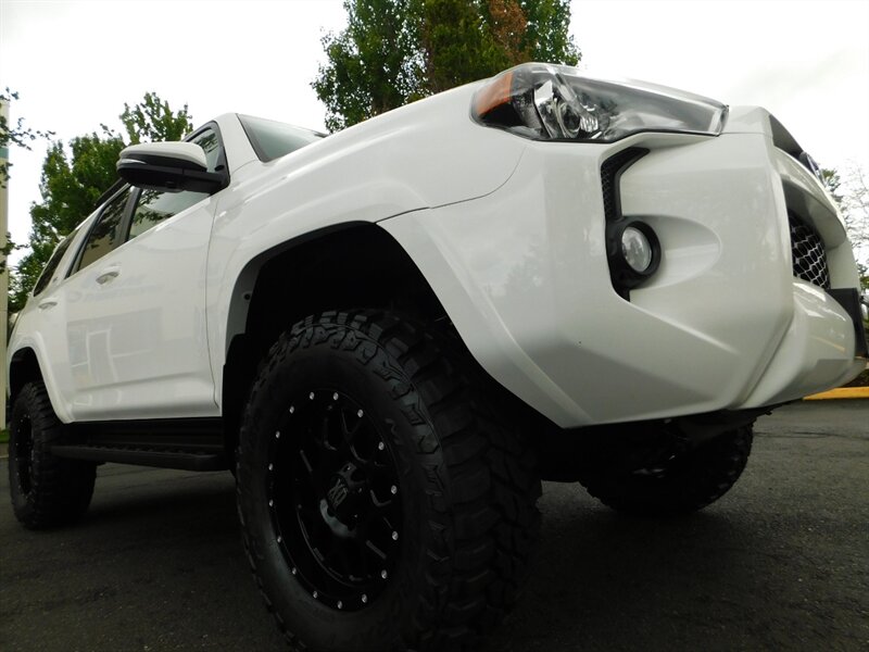 2018 Toyota 4Runner SR5 Premium 4X4 / HEATED LEATHER / 3RD SEAT / LIFT   - Photo 10 - Portland, OR 97217