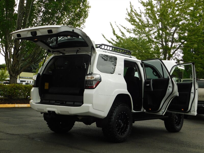 2018 Toyota 4Runner SR5 Premium 4X4 / HEATED LEATHER / 3RD SEAT / LIFT   - Photo 29 - Portland, OR 97217