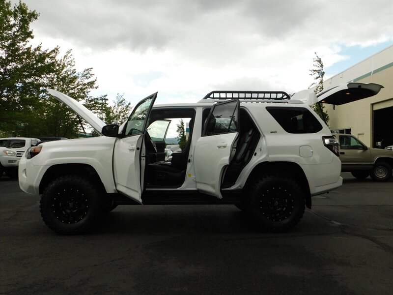 2018 Toyota 4Runner SR5 Premium 4X4 / HEATED LEATHER / 3RD SEAT / LIFT   - Photo 26 - Portland, OR 97217