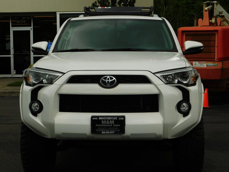 2018 Toyota 4Runner SR5 Premium 4X4 / HEATED LEATHER / 3RD SEAT / LIFT   - Photo 5 - Portland, OR 97217