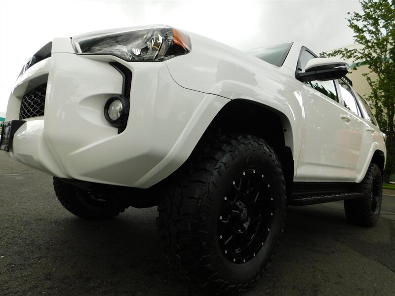 2018 Toyota 4Runner SR5 Premium 4X4 / HEATED LEATHER / 3RD SEAT / LIFT   - Photo 9 - Portland, OR 97217