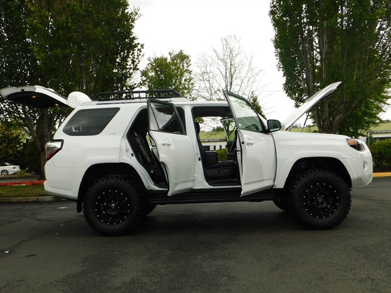 2018 Toyota 4Runner SR5 Premium 4X4 / HEATED LEATHER / 3RD SEAT / LIFT   - Photo 30 - Portland, OR 97217