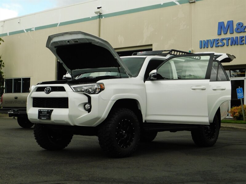 2018 Toyota 4Runner SR5 Premium 4X4 / HEATED LEATHER / 3RD SEAT / LIFT   - Photo 25 - Portland, OR 97217