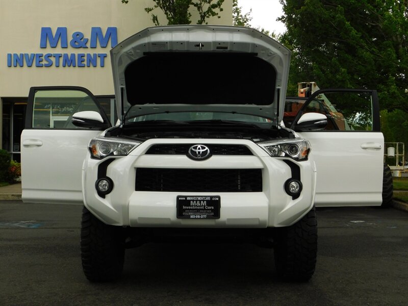 2018 Toyota 4Runner SR5 Premium 4X4 / HEATED LEATHER / 3RD SEAT / LIFT   - Photo 32 - Portland, OR 97217