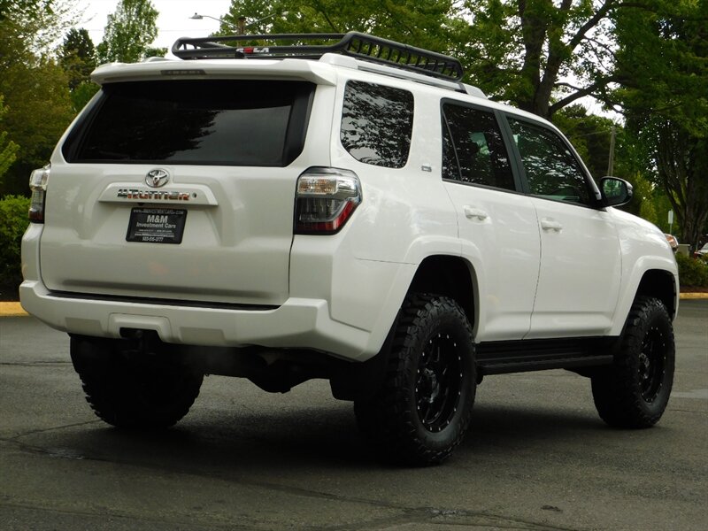 2018 Toyota 4Runner SR5 Premium 4X4 / HEATED LEATHER / 3RD SEAT / LIFT   - Photo 8 - Portland, OR 97217