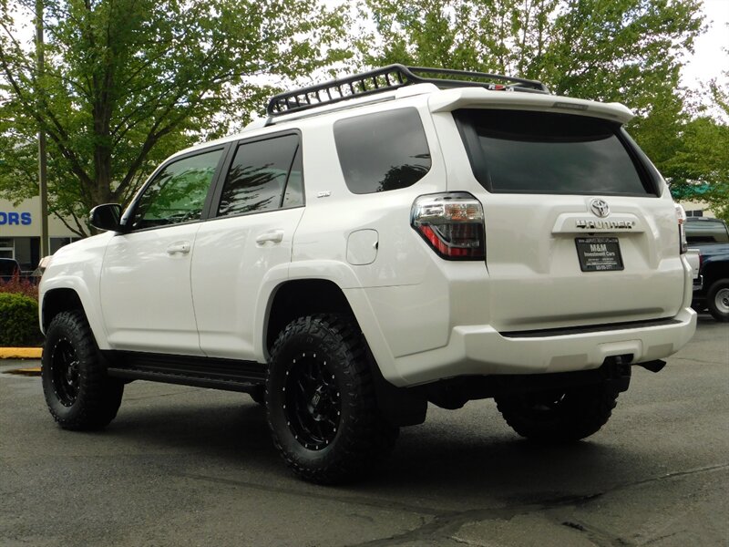 2018 Toyota 4Runner SR5 Premium 4X4 / HEATED LEATHER / 3RD SEAT / LIFT   - Photo 7 - Portland, OR 97217