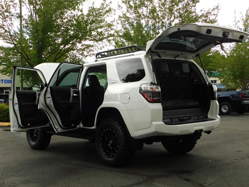 2018 Toyota 4Runner SR5 Premium 4X4 / HEATED LEATHER / 3RD SEAT / LIFT   - Photo 27 - Portland, OR 97217