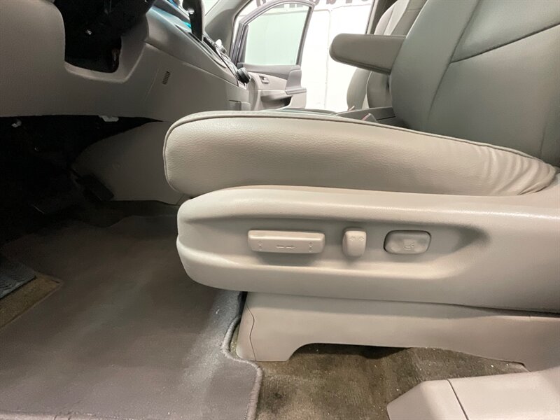 2012 Honda Odyssey EX-L Minivan / Leather heated seats / DVD Player   - Photo 35 - Gladstone, OR 97027