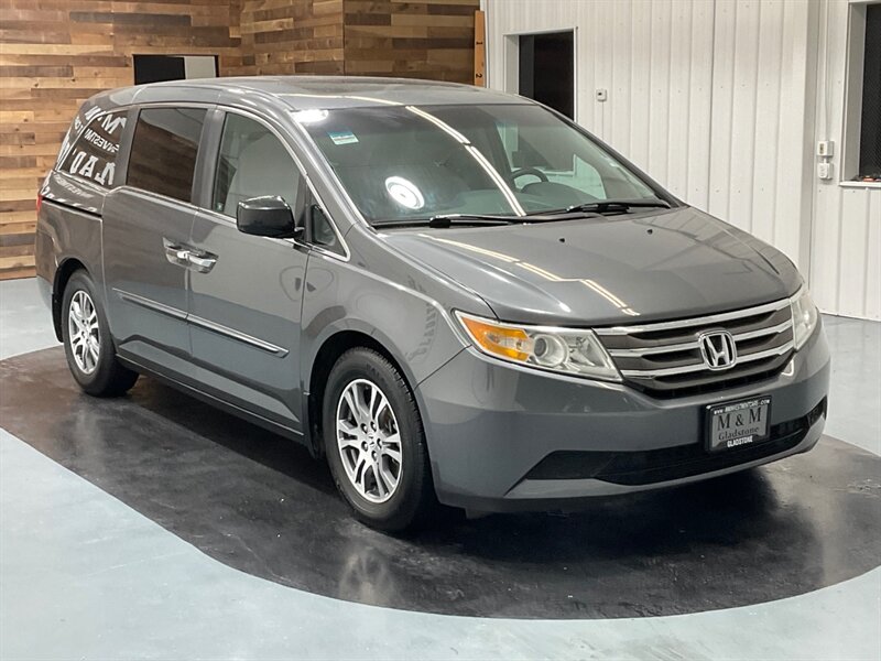 2012 Honda Odyssey EX-L Minivan / Leather heated seats / DVD Player   - Photo 2 - Gladstone, OR 97027