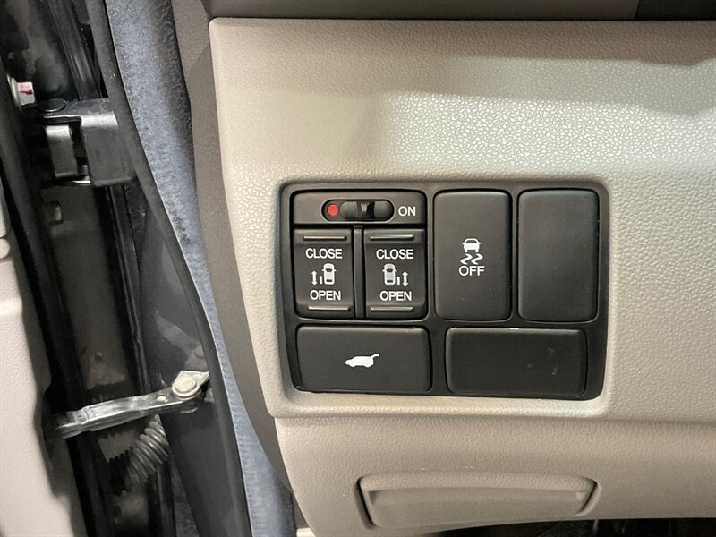 2012 Honda Odyssey EX-L Minivan / Leather heated seats / DVD Player   - Photo 52 - Gladstone, OR 97027