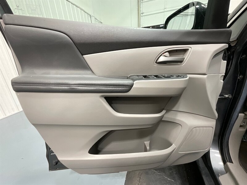 2012 Honda Odyssey EX-L Minivan / Leather heated seats / DVD Player   - Photo 31 - Gladstone, OR 97027