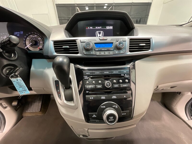 2012 Honda Odyssey EX-L Minivan / Leather heated seats / DVD Player   - Photo 18 - Gladstone, OR 97027