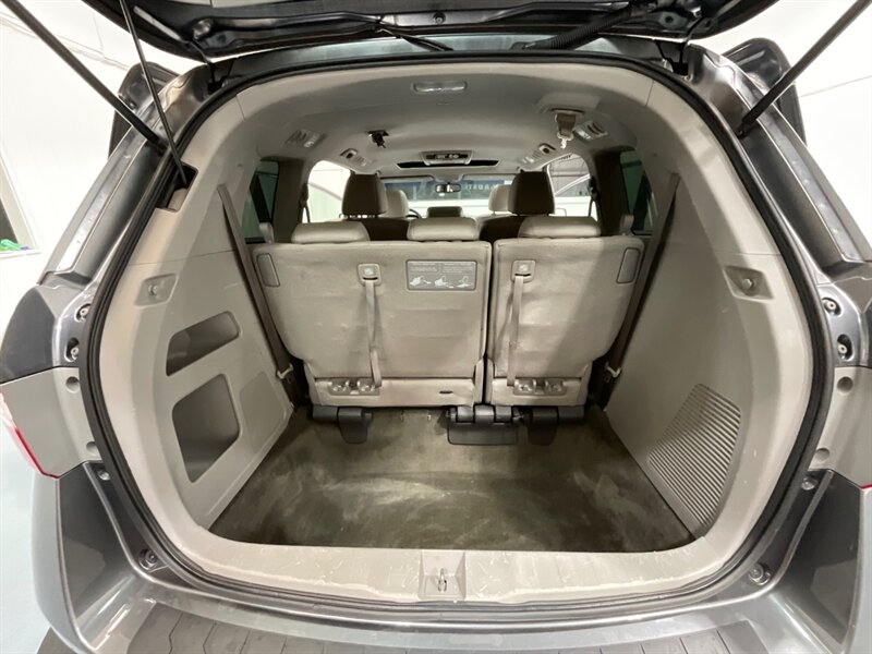 2012 Honda Odyssey EX-L Minivan / Leather heated seats / DVD Player   - Photo 12 - Gladstone, OR 97027