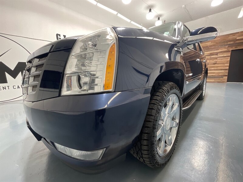 2007 Cadillac Escalade Premium Sport Utility 4X4 / 6.2L V8 / DVD Player  / LOW MILES - Photo 63 - Gladstone, OR 97027