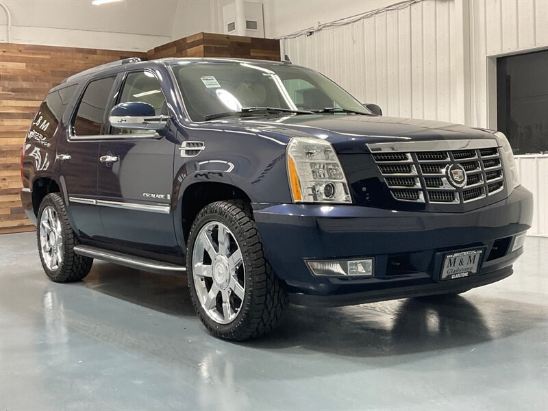 2007 Cadillac Escalade Premium Sport Utility 4X4 / 6.2L V8 / DVD Player  / LOW MILES - Photo 69 - Gladstone, OR 97027