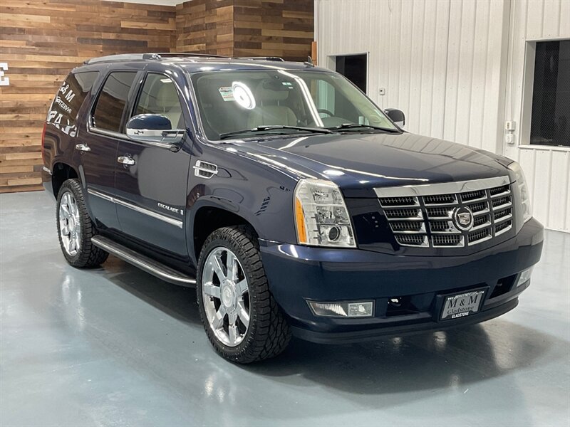 2007 Cadillac Escalade Premium Sport Utility 4X4 / 6.2L V8 / DVD Player  / LOW MILES - Photo 2 - Gladstone, OR 97027